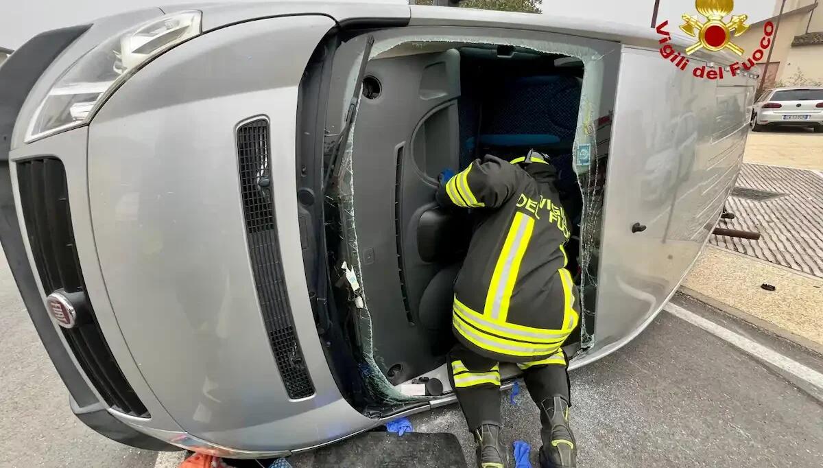 Scontro tra due furgoni, il mezzo adibito al trasporto dei disabili si ribalta: 5 feriti - 