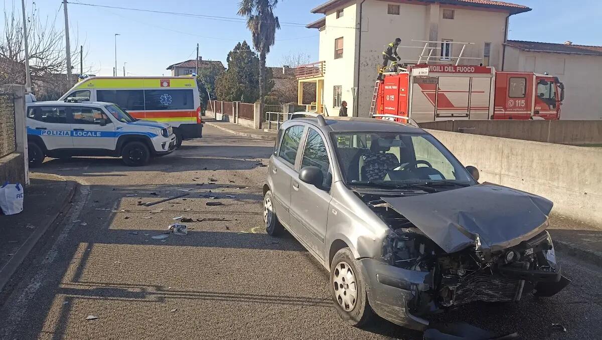 Incidente a Bressa di Campoformido, violento scontro tra due auto: ferita una 80enne - 