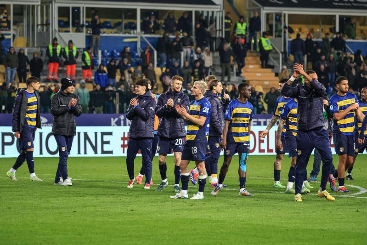 Arbitro annulla rigore, attaccante del Parma non se accorge e calcia lo stesso - Video - 