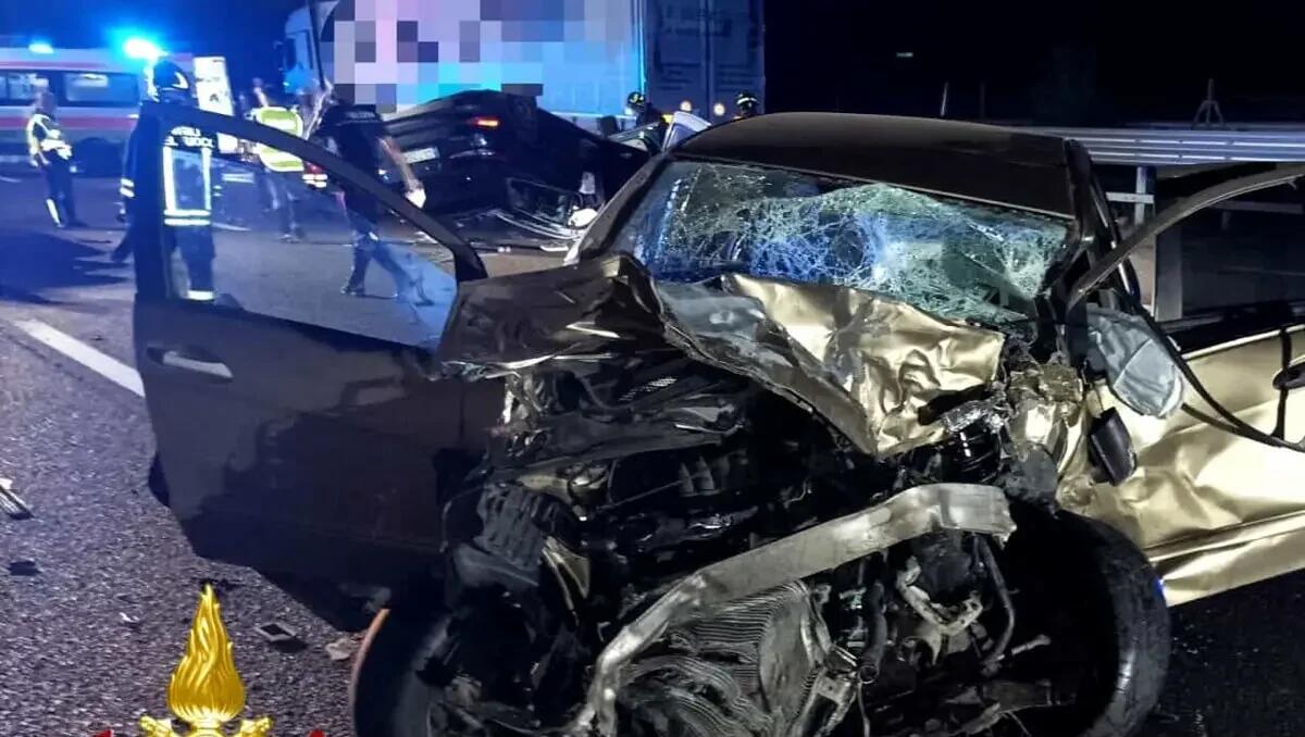 Tragedia in autostrada A23, scontro tra quattro auto: un morto - 
