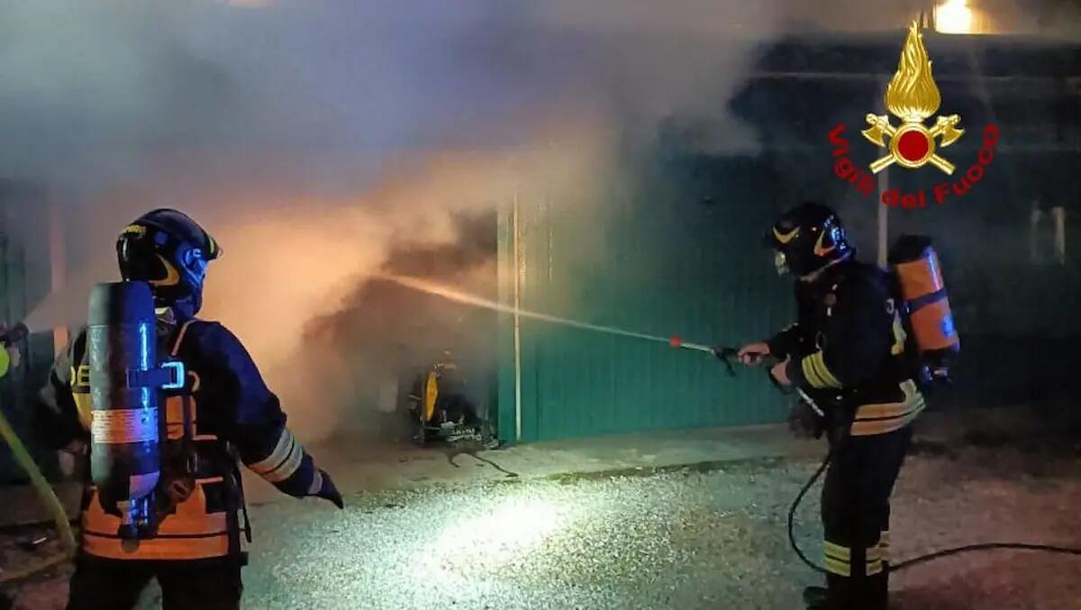 Incendio a Trieste: garage in fiamme in via di Montebello, intervengono i vigili del fuoco - 