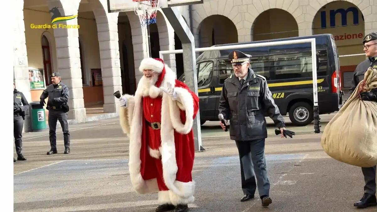 Pordenone celebra il “Natale del Finanziere”: Babbo Natale arriva con la Guardia di Finanza - 