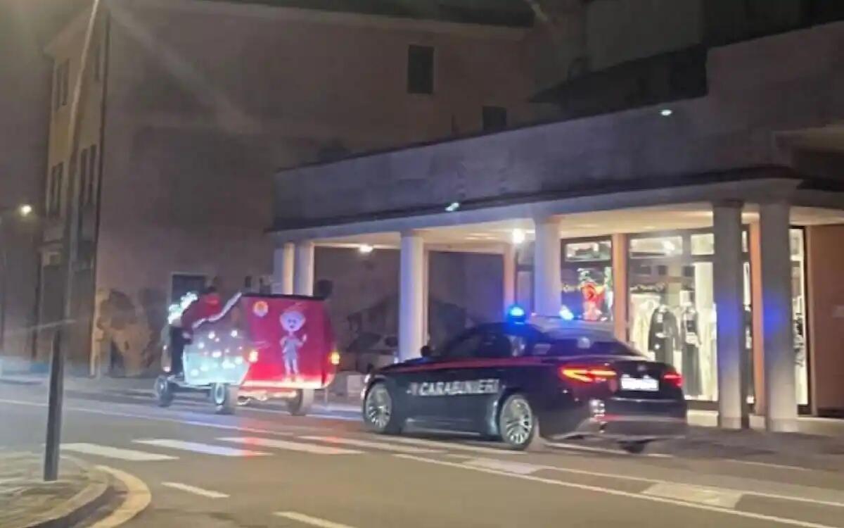 Carabinieri fermano la slitta di Babbo Natale: non era in regola per il nuovo Codice stradale - 