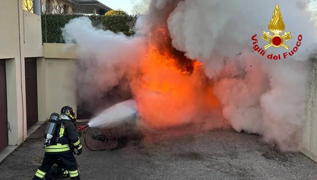 Incendio nel box di un condominio: un'auto e una moto avvolte dalle fiamme - 