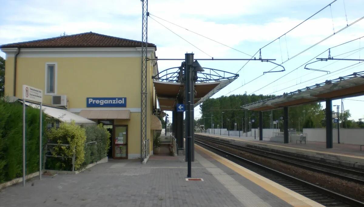 Si distende sui binari prima che arrivi il treno: impatto fatale, muore sul colpo un uomo - 