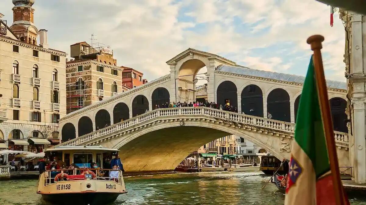 Violenza su un vaporetto a Venezia il giorno di Natale: marinaio aggredito da un passeggero - 