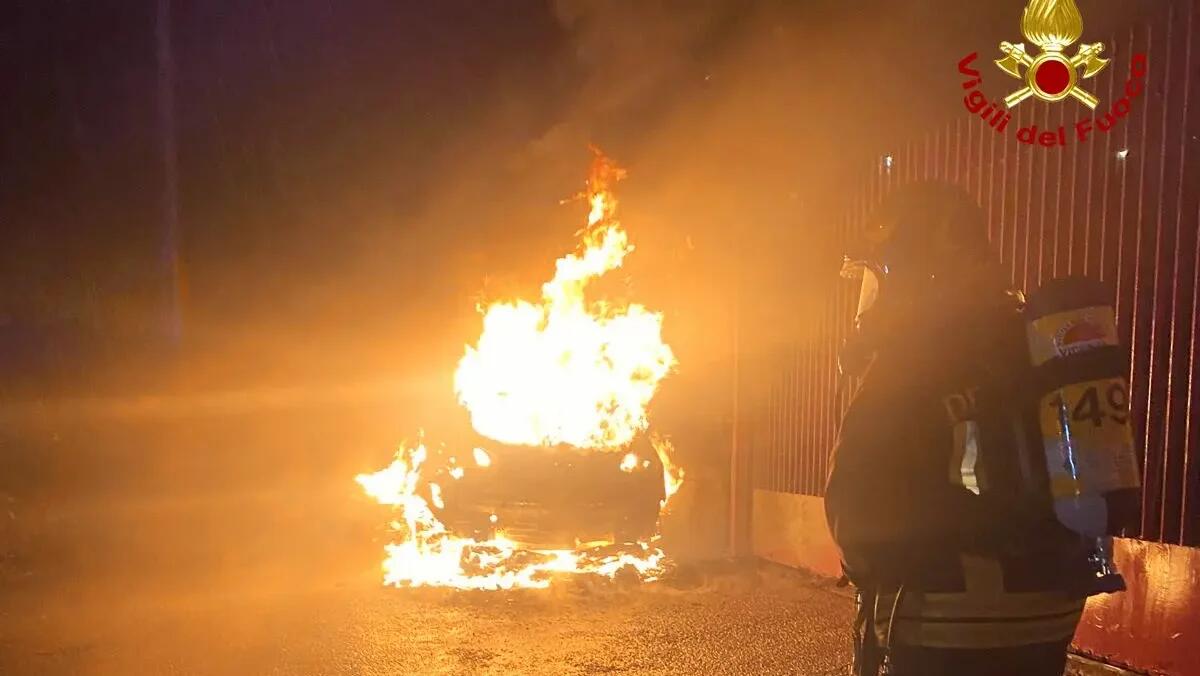 Auto parcheggiata in strada da ore avvolta dalle fiamme all'improvviso - 