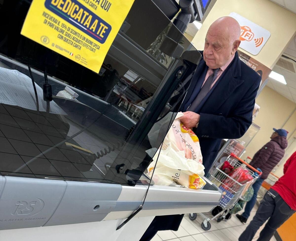 Un ministro fa la spesa al supermercato di Trastevere - 