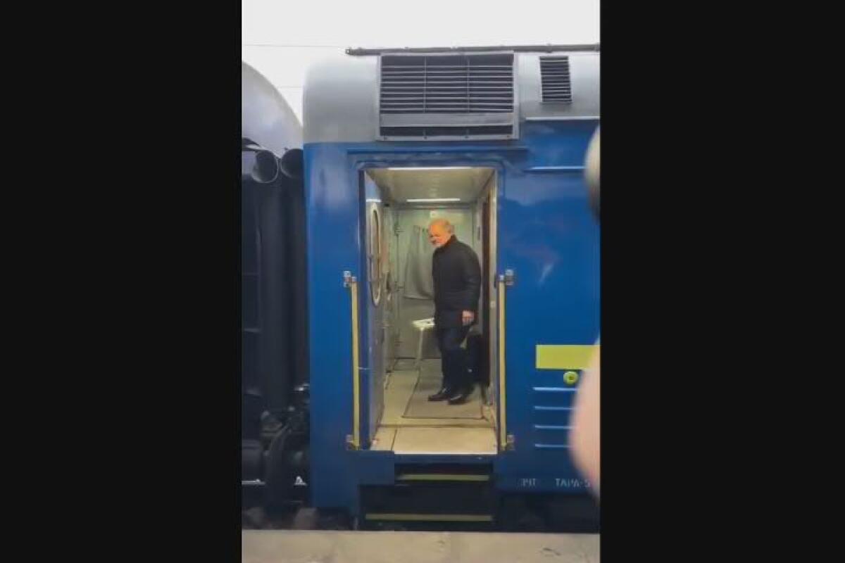 Scholz a Kiev con una valigia misteriosa: cosa si nasconde al suo interno? - Video - 