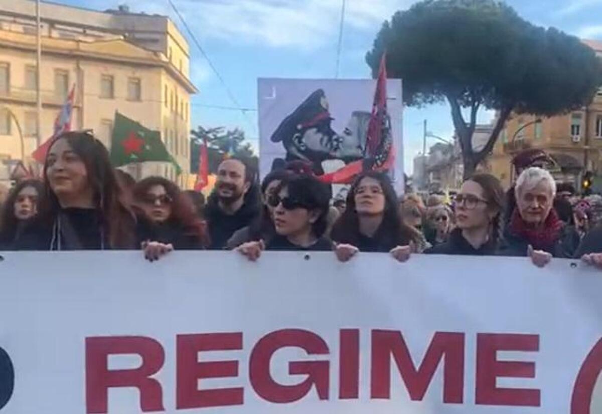 Siamo in 50.000 a Roma contro il ddl sicurezza: manifesto con bacio tra Meloni e Mussolini - 
