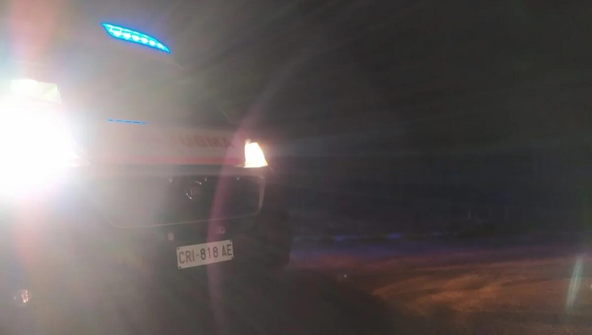 Uomo lo aggredisce fuori da un bar: è grave un minorenne, ferito al collo col vetro di un bicchiere - 