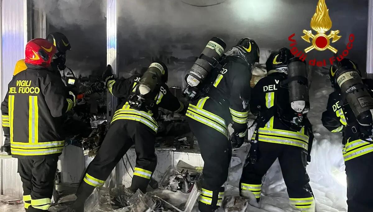 A fuoco un negozio di telefonia in pieno centro: evacuata l'intera palazzina di 7 piani - 