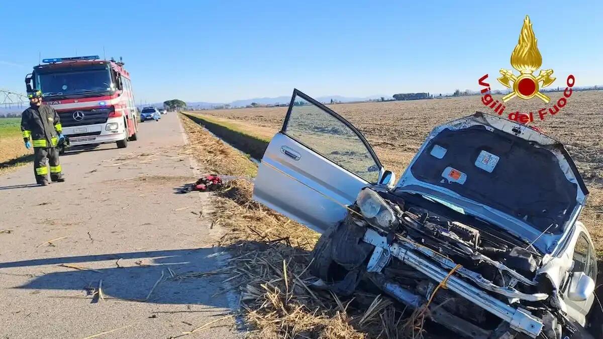 Auto finisce nel fossato: donna rimane intrappolata insieme ai suoi due cani - 
