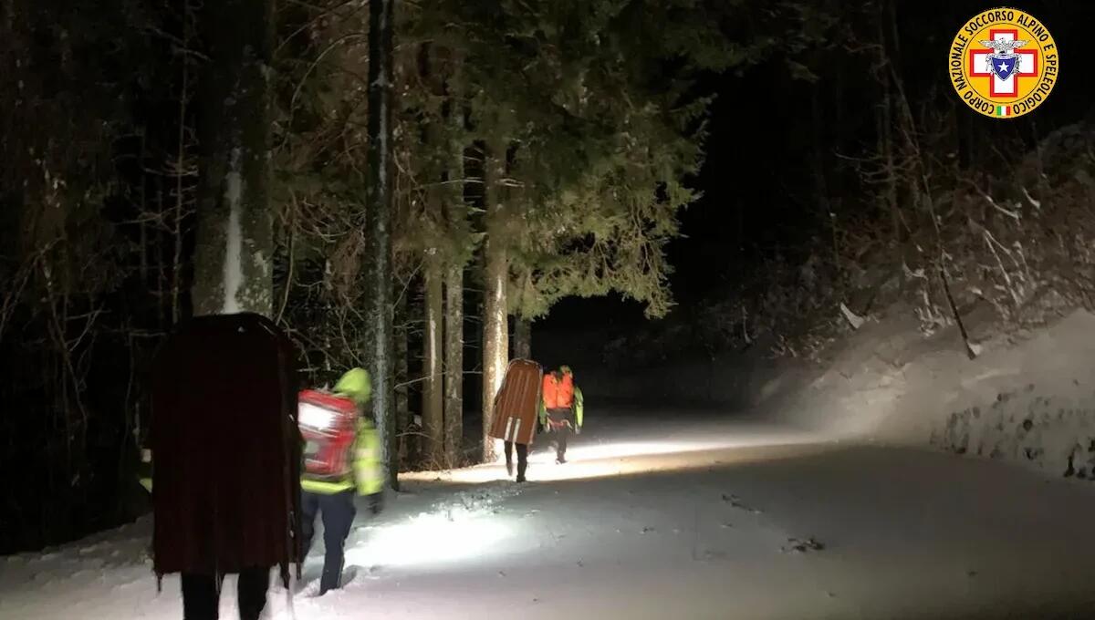Due alpinisti bloccati dalla neve in piena notte, uno ferito: li recupera il Soccorso Alpino - 