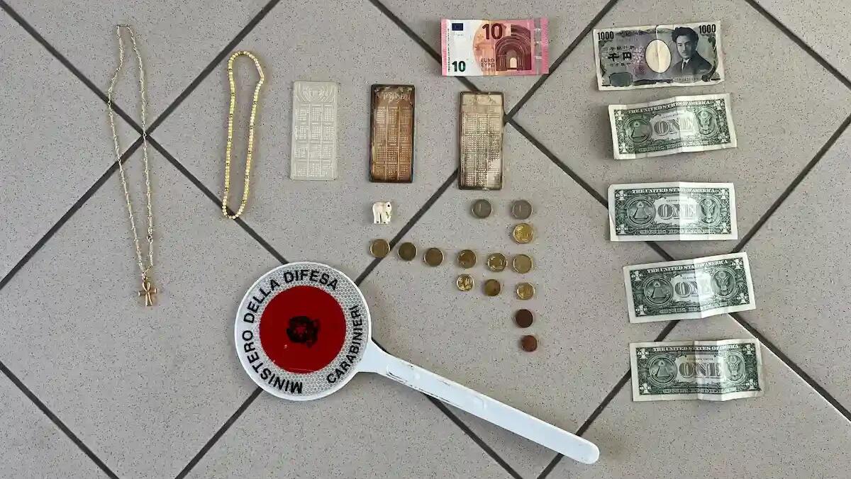 Lingotti, monete, gioielli e banconote: riconoscete i vostri? Erano nell'auto dei ladri -