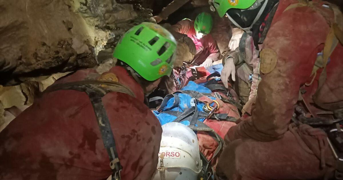 La speleologa intrappolata nella grotta è attenta e collaborativa - 