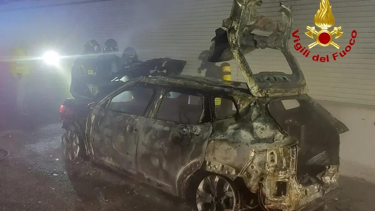 Auto ibrida distrutta dalle fiamme in autostrada: la vettura aveva solo due mesi di vita - 
