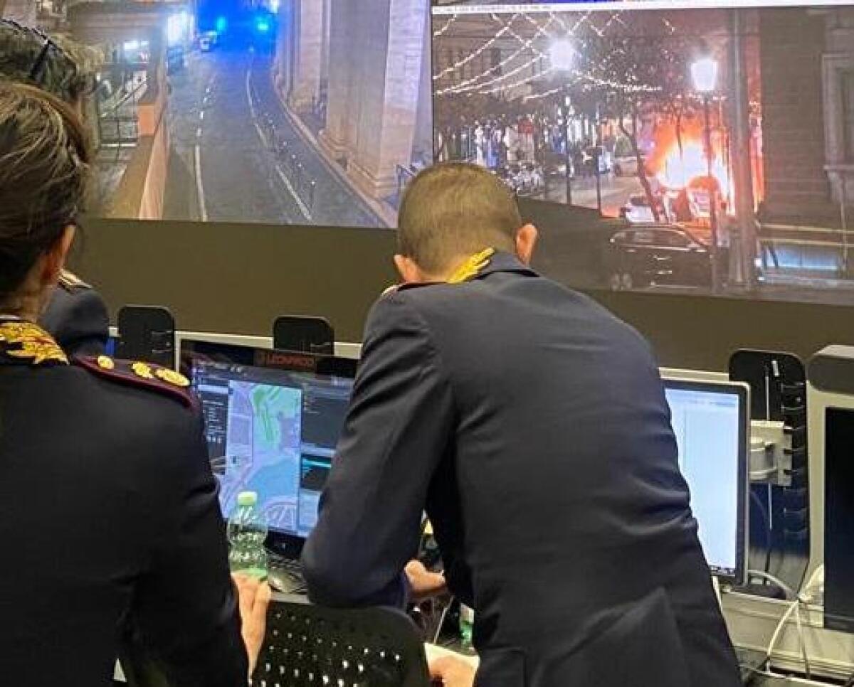 Incendio di un'auto a Gpl a Roma in via Cola di Rienzo - 