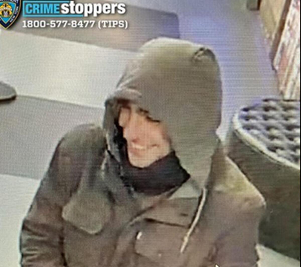 Omicidio Thompson: la polizia diffonde foto del presunto killer senza mascherina - 