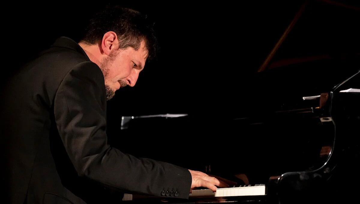"Restiamo Umani": uno spettacolo emozionante tra musica e parole, domani al Palamostre - 