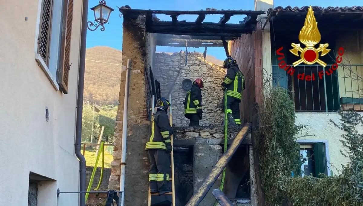 Le fiamme divampano in una stalla: struttura devastata dal fuoco, tratte in salvo le mucche - 