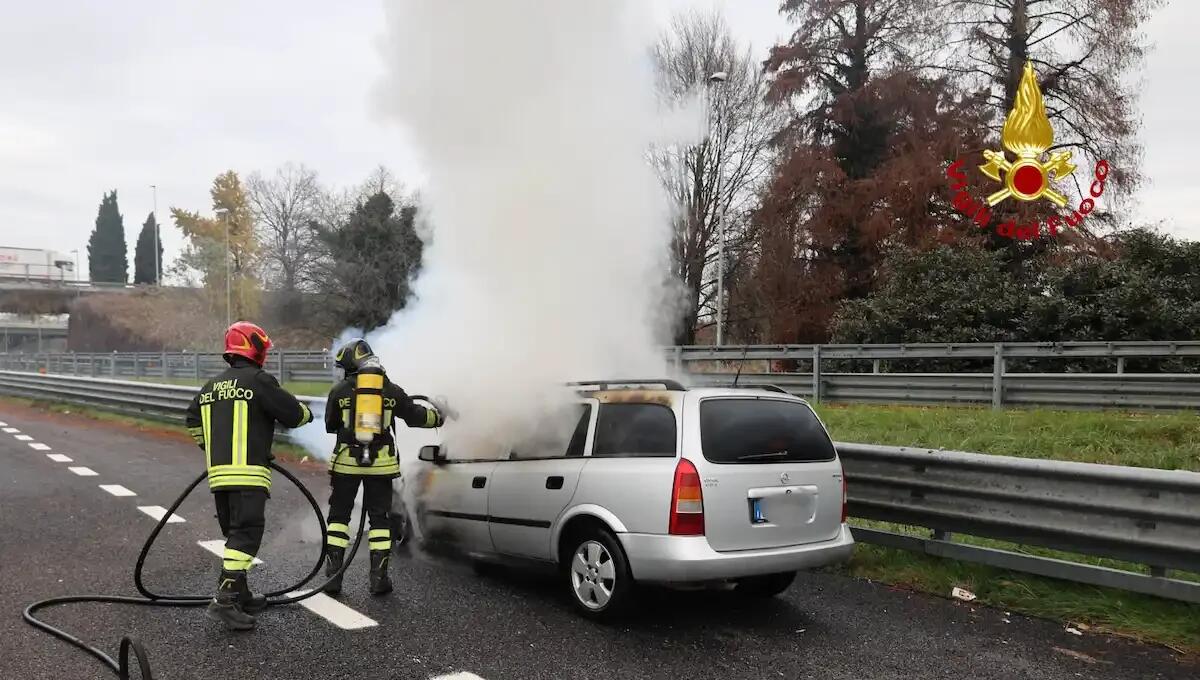 Opel Astra prende fuoco durante la marcia in A4: auto avvolta dalle fiamme - 