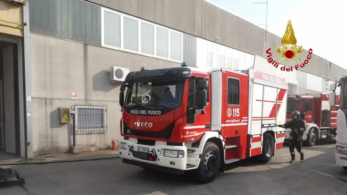 Ripara un'auto e viene travolto da una esplosione: ferito un lavoratore in officina - 
