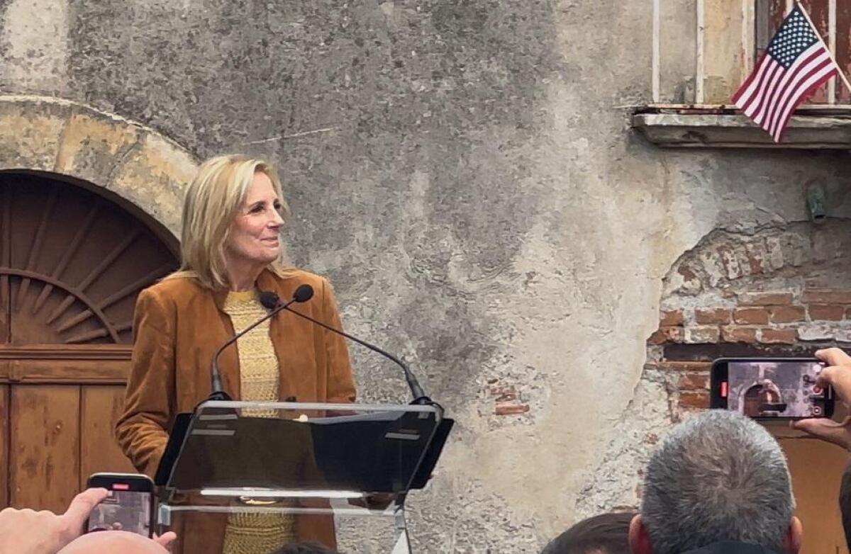 Jill Biden ritrova le legami con le sue radici a Gesso in Sicilia - 