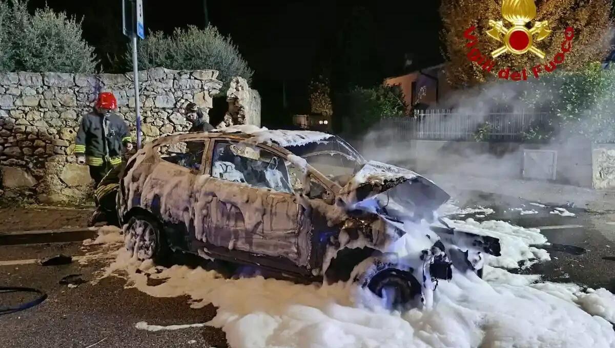 Si schianta contro un muretto e la sua auto a GPL prende fuoco: conducente in ospedale - 