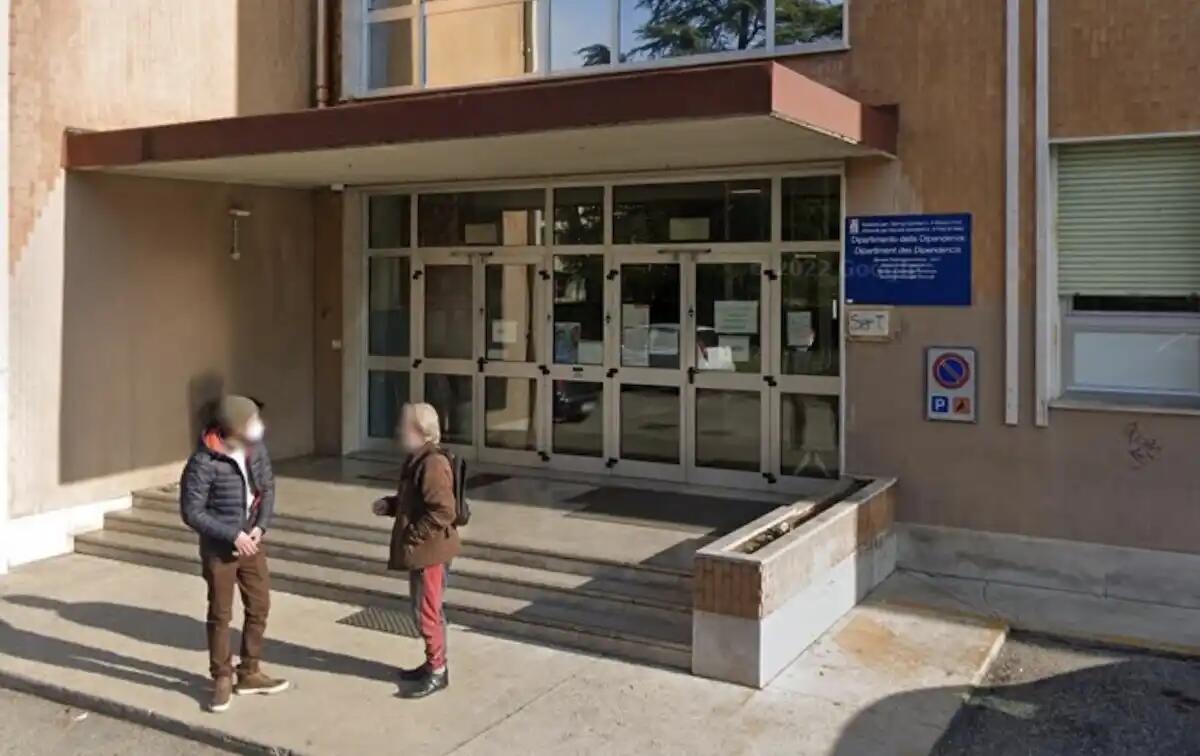 Distrugge la porta del Serd e minaccia un operatore sanitario: arrestato un 47enne - 