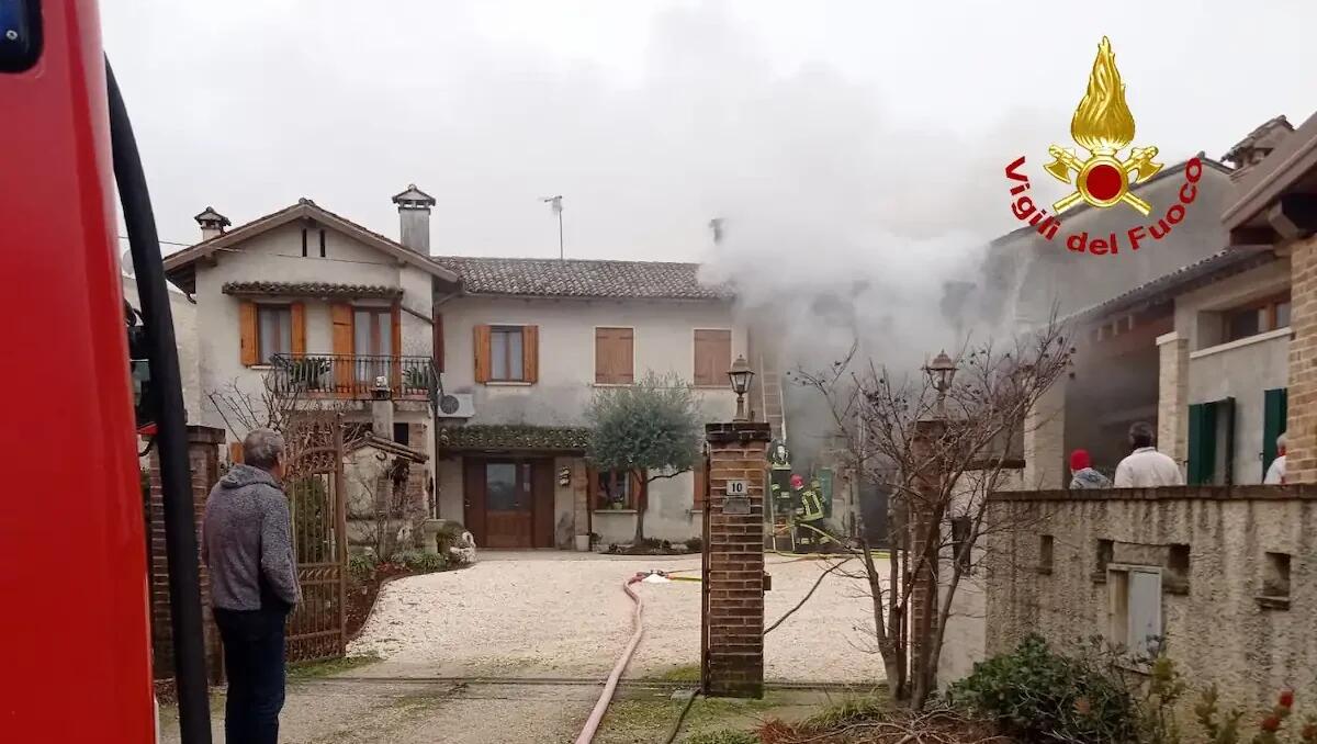 Casa colonica a fuoco: fiamme partite dall'asciugatrice - 
