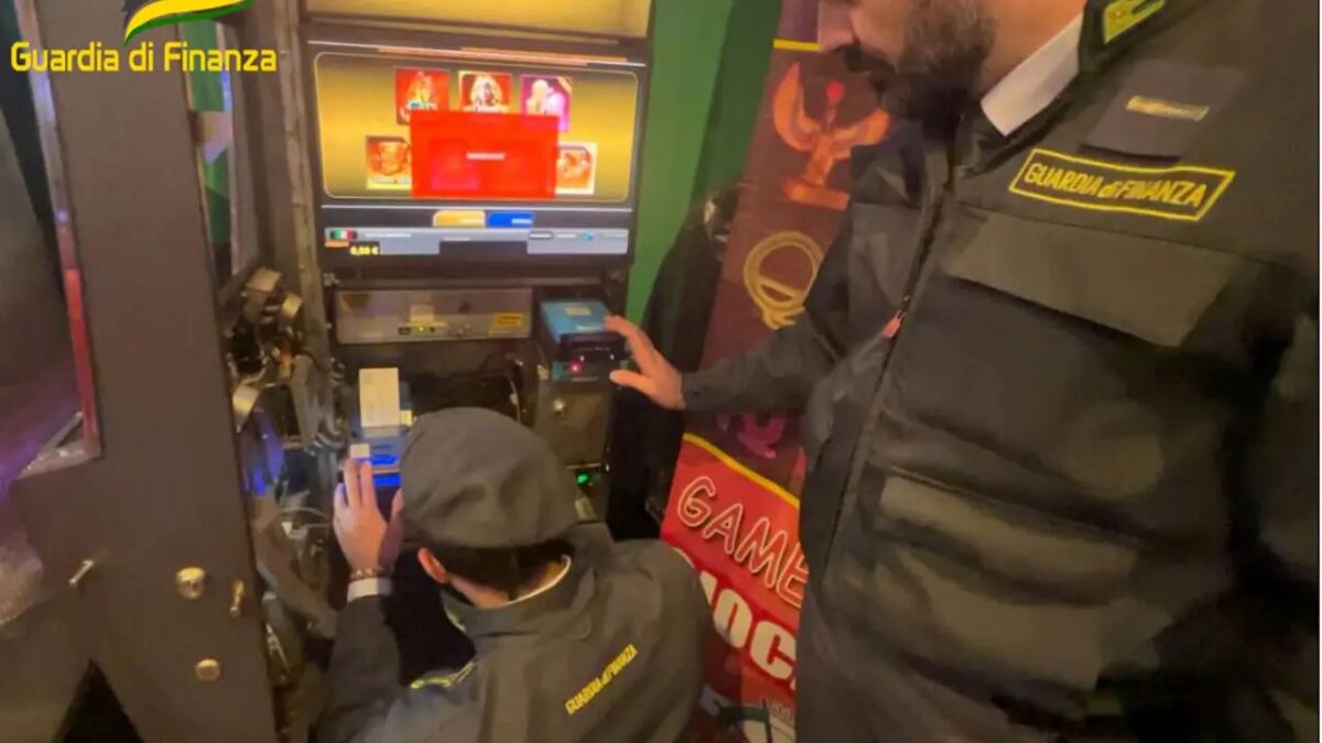 Gioco d'azzardo, 240 apparecchi illegali scoperti in 59 esercizi commerciali - 