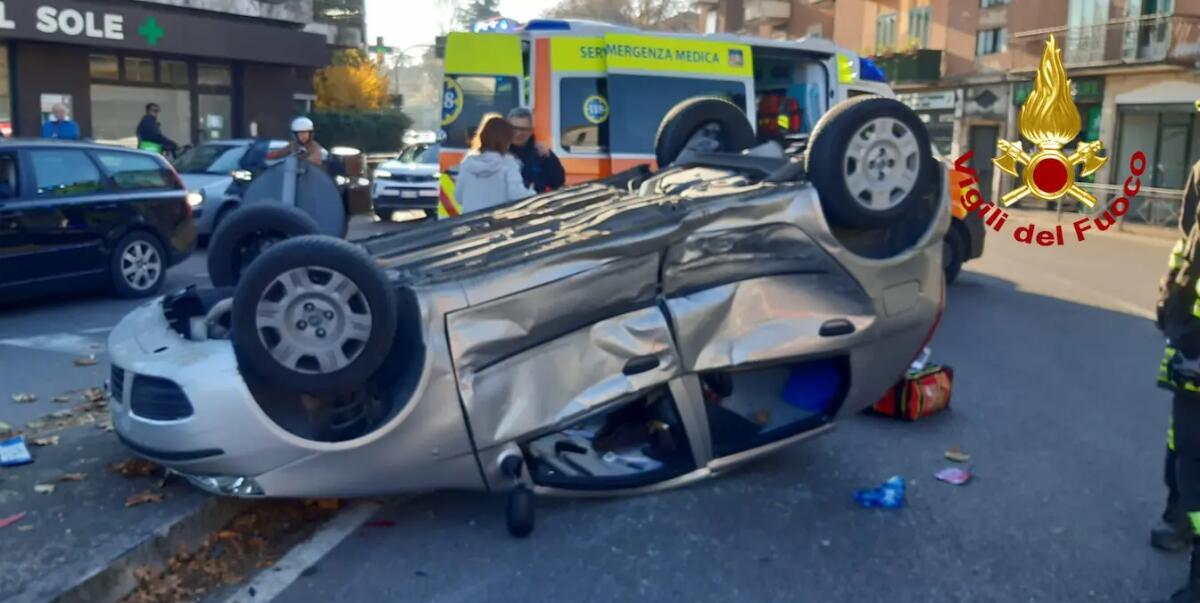 Perde il controllo dell'auto e si ribalta alla rotatoria: soccorsa una donna - 