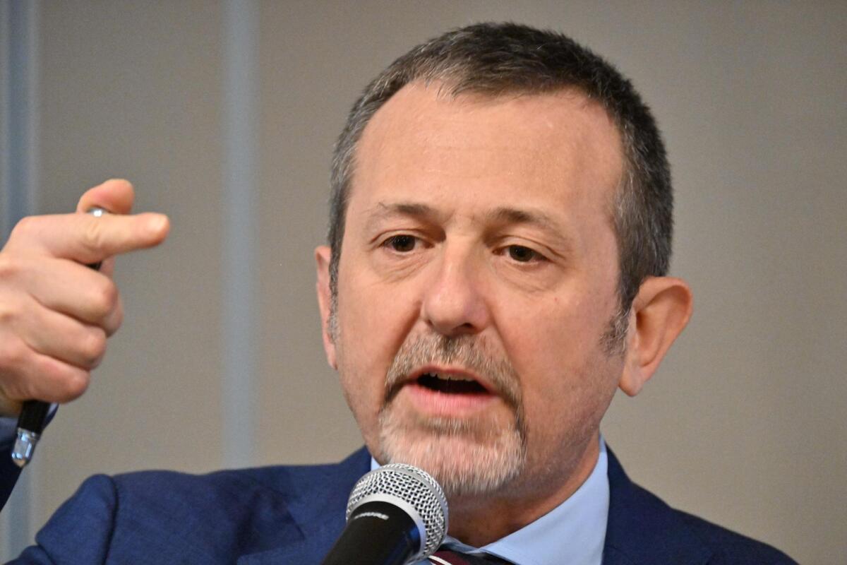 Scoppia la polemica sulle parole di Delmastro: calci nel sedere a chi occupa case degli anziani - 