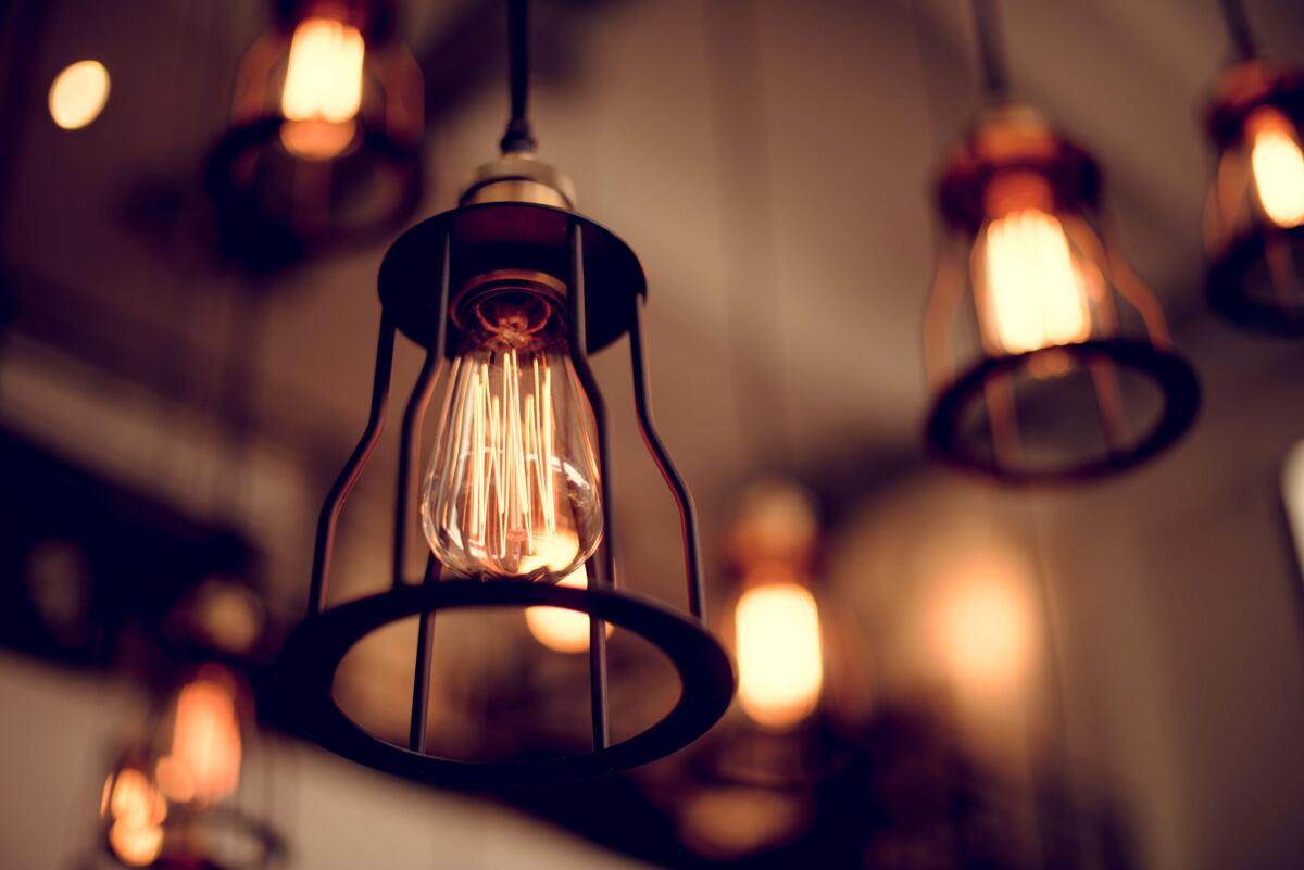 Aumento del 18,2% nella bolletta luce per i clienti vulnerabili nel primo trimestre, secondo Arera - 