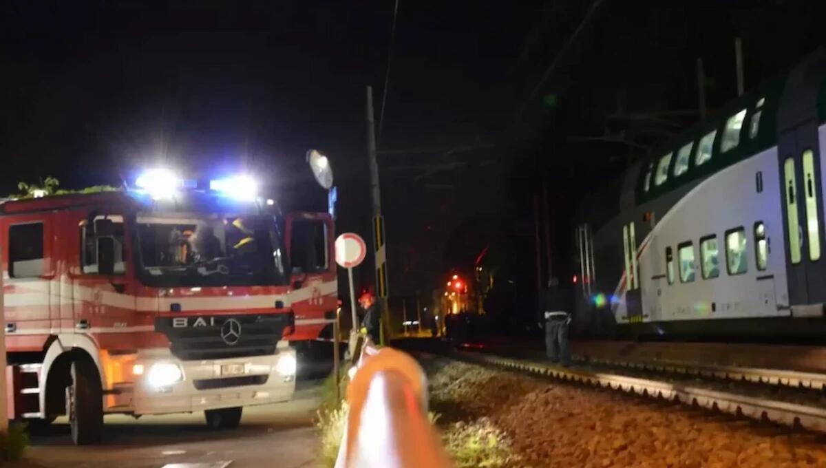 Travolto da un treno merci mentre attraversava i binari in bicicletta: 31enne muore sul colpo - 
