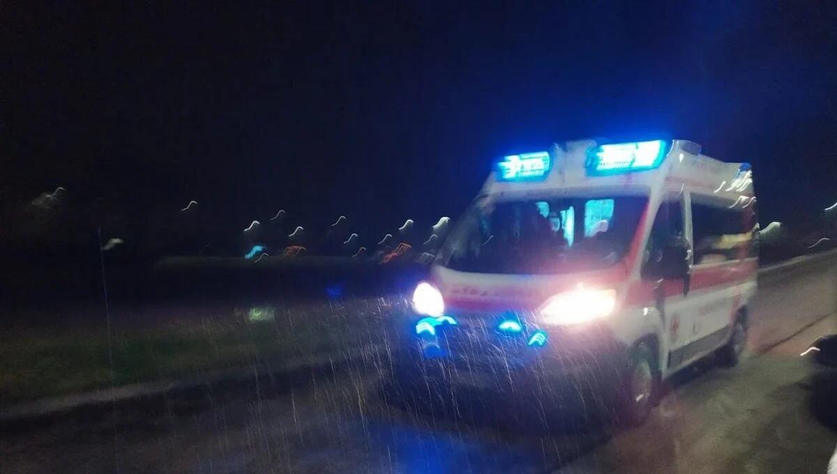 Violenta lite nella notte: 35enne accoltellato ripetutamente all'addome, è grave - 