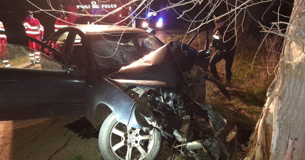 Auto sbanda e si schianta contro un albero nel Foggiano, 2 persone perdono la vita - 