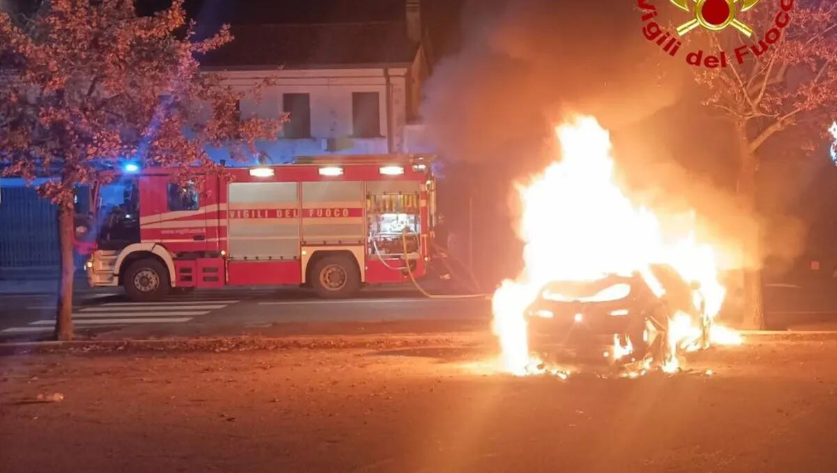 Le fiamme avvolgono improvvisamente un'Alfa Romeo Giulietta: auto distrutta - 