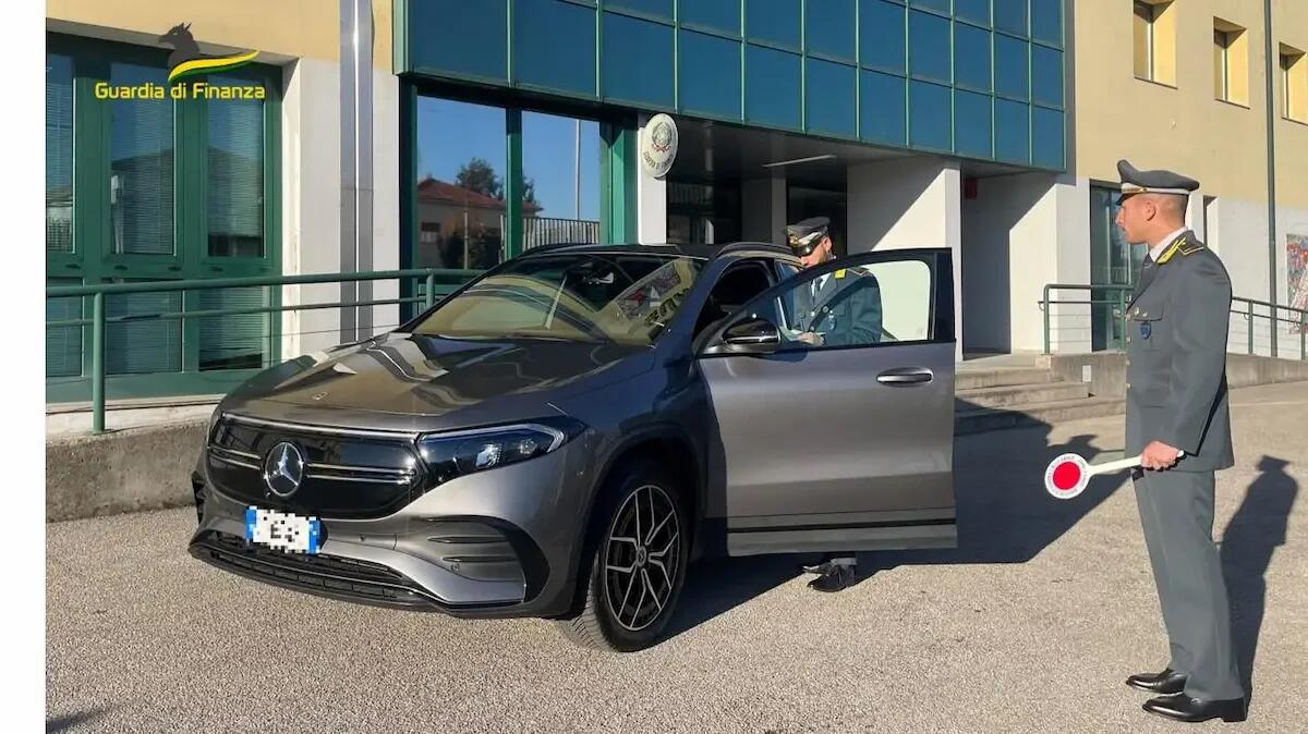 Compra una Mercedes con assegno circolare falso, poi tenta la fuga all'estero: denunciato 22enne - 