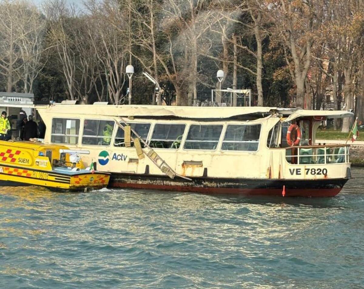 Incidente a Venezia: scontro tra vaporetto e motonave, due feriti e tre contusi - Video - 