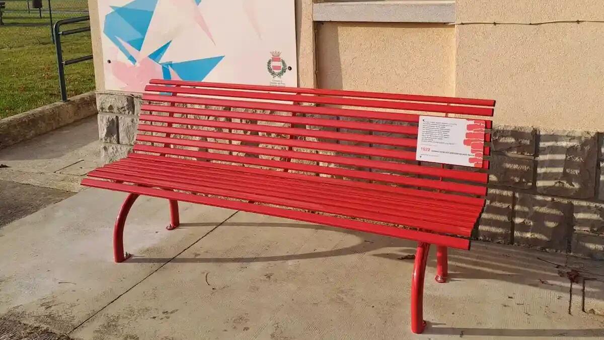 Cividale del Friuli inaugura la panchina rossa contro la violenza sulle donne -