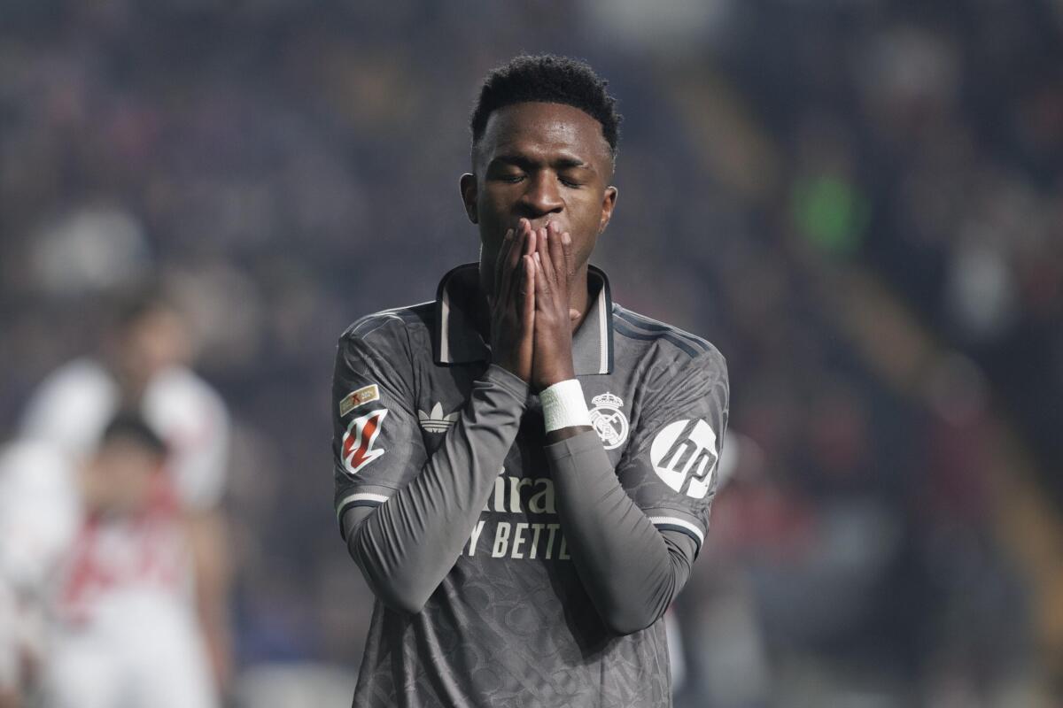 Vinicius del Real Madrid premiato come miglior giocatore ai Fifa Awards 2024 - 