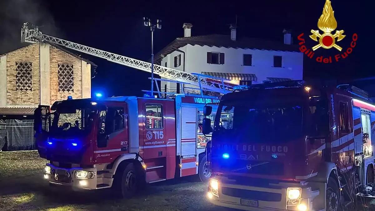 Divampa un incendio nella notte a Rivignano: ex fienile distrutto dalle fiamme - 