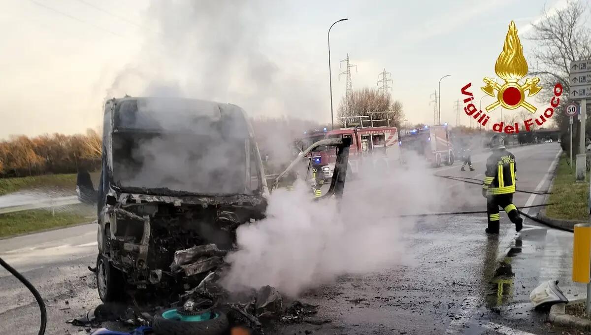 Violento scontro furgone-moto: la collisione provoca un incendio, 2 feriti, grave il centauro - 