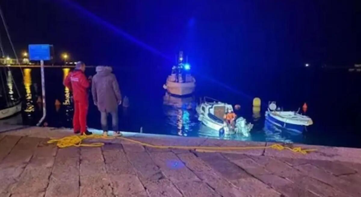 Ragazza di 23 anni cade in mare sulle Rive di Trieste: salvata in extremis - 