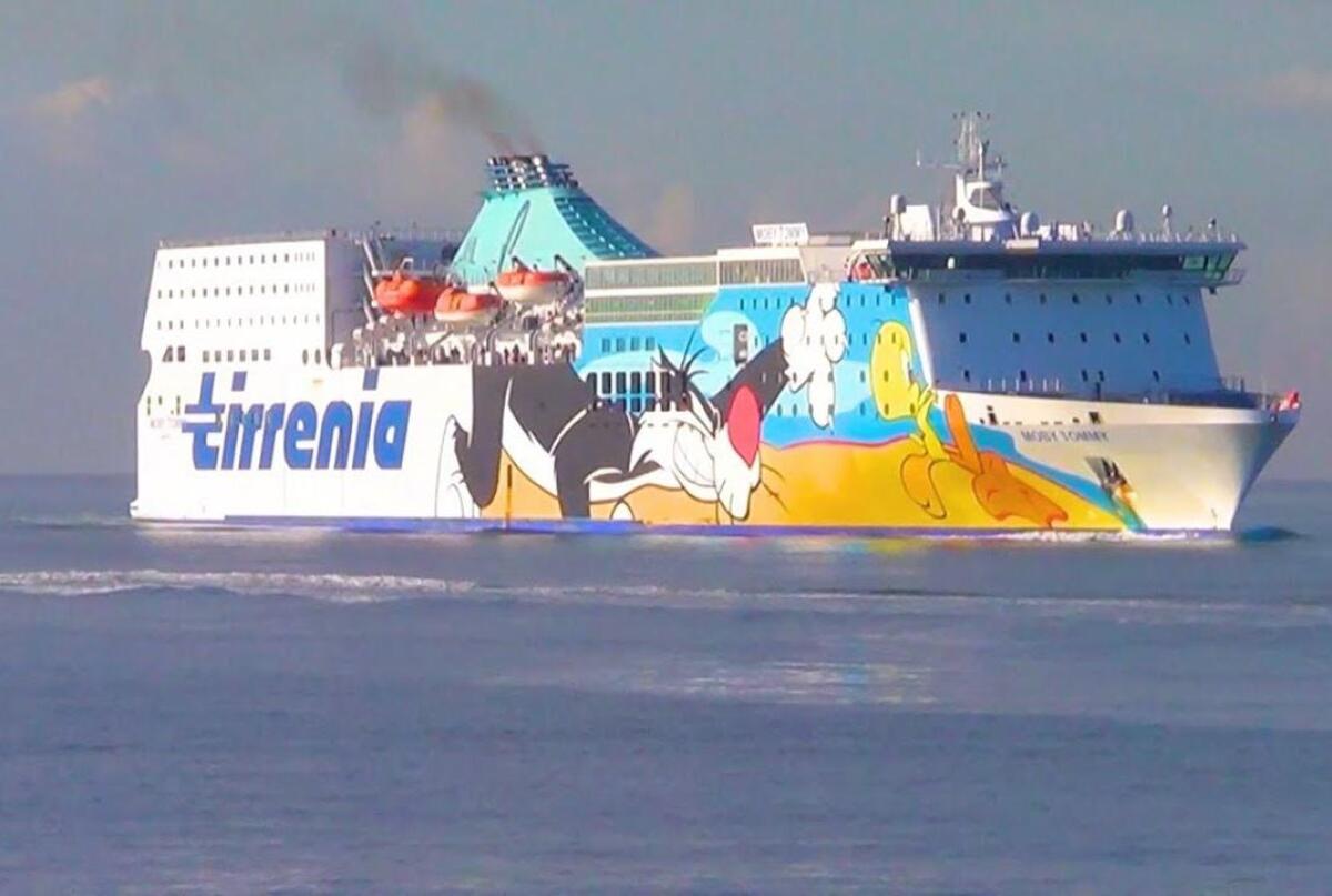 Genova, uomo caduto in mare dal traghetto: attività di ricerca in corso - 