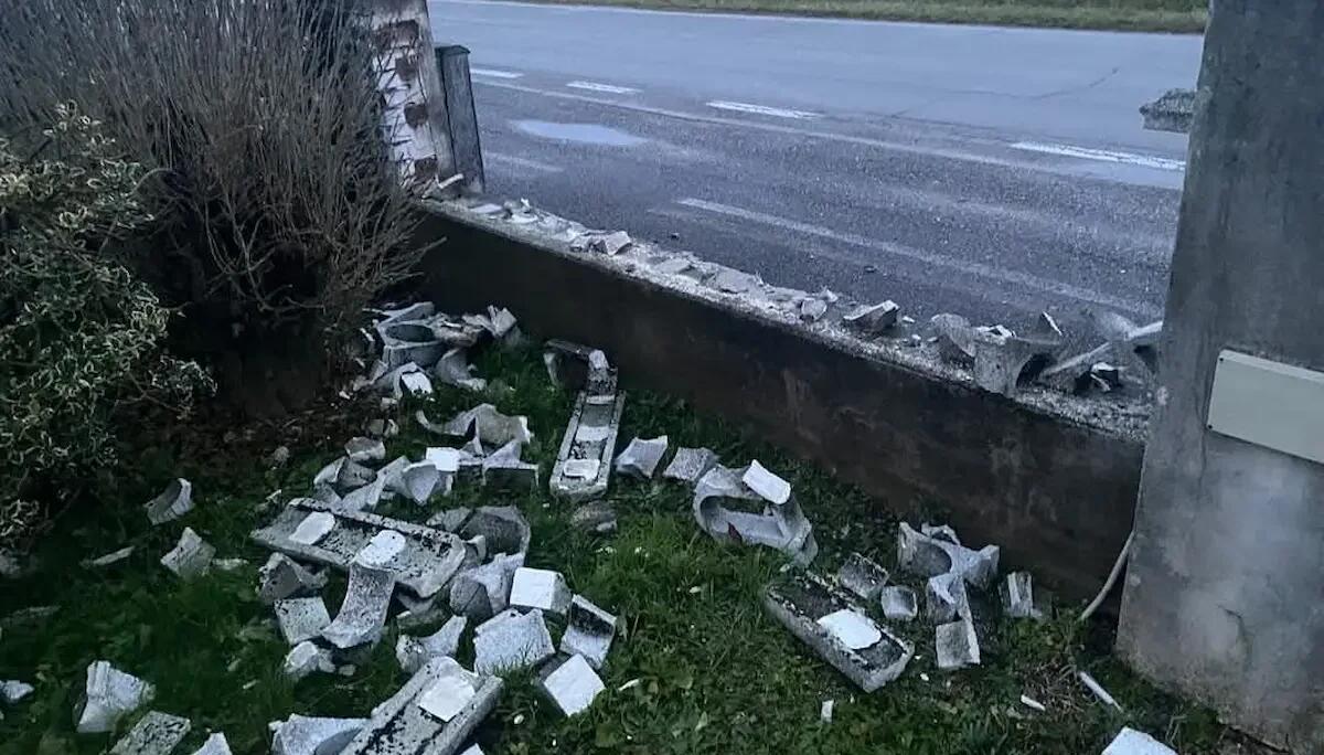 Codroipo. Sfonda con l'auto il muretto di una casa, il conducente scappa - 