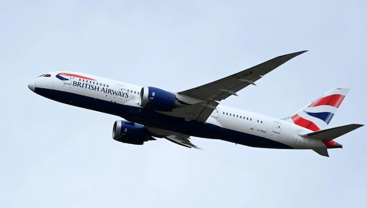 Quattro passeggeri si sentono male durante il volo: atterraggio d'emergenza al Marco Polo - 