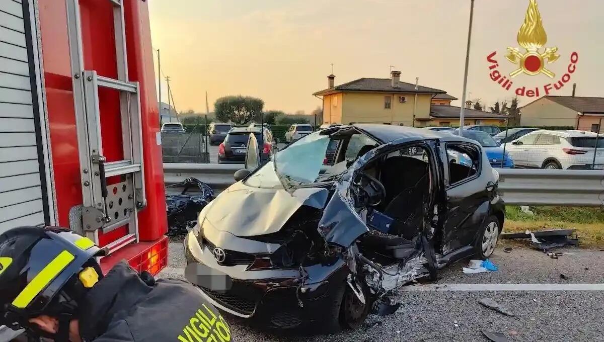 Tragico scontro auto-moto: centauro 18enne perde la vita, gravissima la donna al volante - 